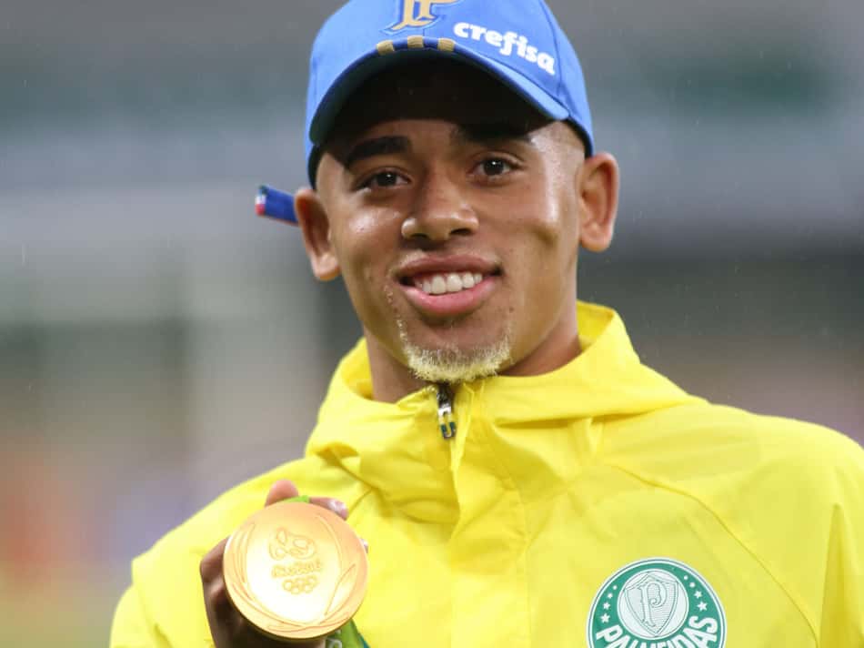 Gabriel Jesus com a medalha de ouro antes de jogo do Palmeiras