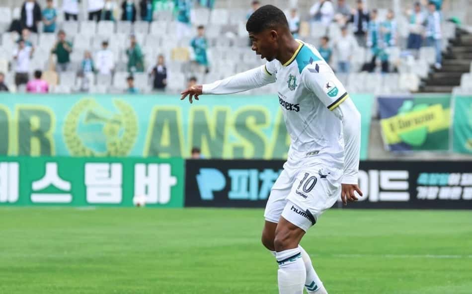Protagonista na Coreia: Gabriel Lima soma cinco gols em 18 jogos e desperta interesse do líder da K-League 2.