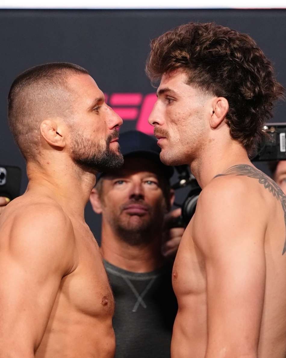 O polonês Mateusz Gamrot, à esquerda, e o australiano Quillan Salkilld, à direita, se encaram durante pesagem do UFC Vegas 120