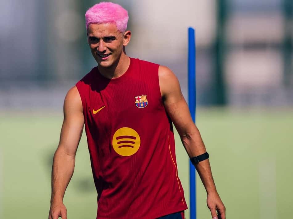 De cabelo rosa, Gavi treina pelo Barcelona