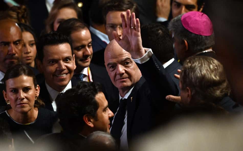 Sob pressão, Infantino recebe apoio de federações árabes
