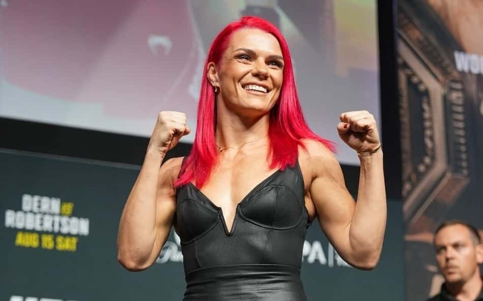 Gillian Robertson cerra os punhos enquanto posa para foto na pesagem cerimonial do UFC 330