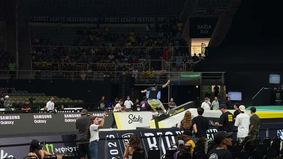 O brasileiro Giovanni Viana treina na pista do Maracanãzinho antes da disputa do SLS Rio Takeover
