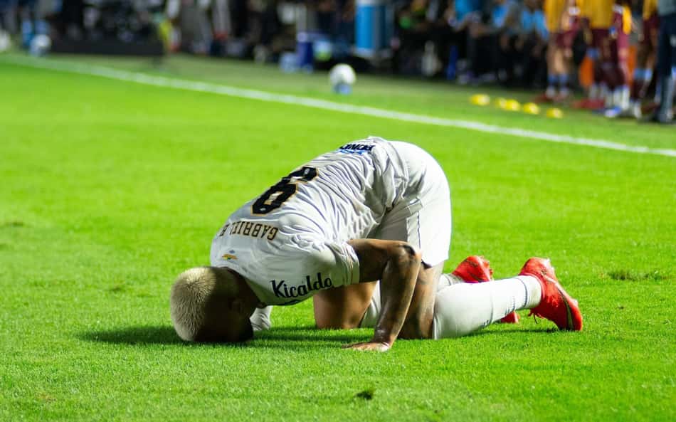 Gabigol comemora 100 gols com a camisa do Santos na Vila Belmiro. (Foto: (Foto: Carlos Torres/Agencia Enquadrar/Folhapress)