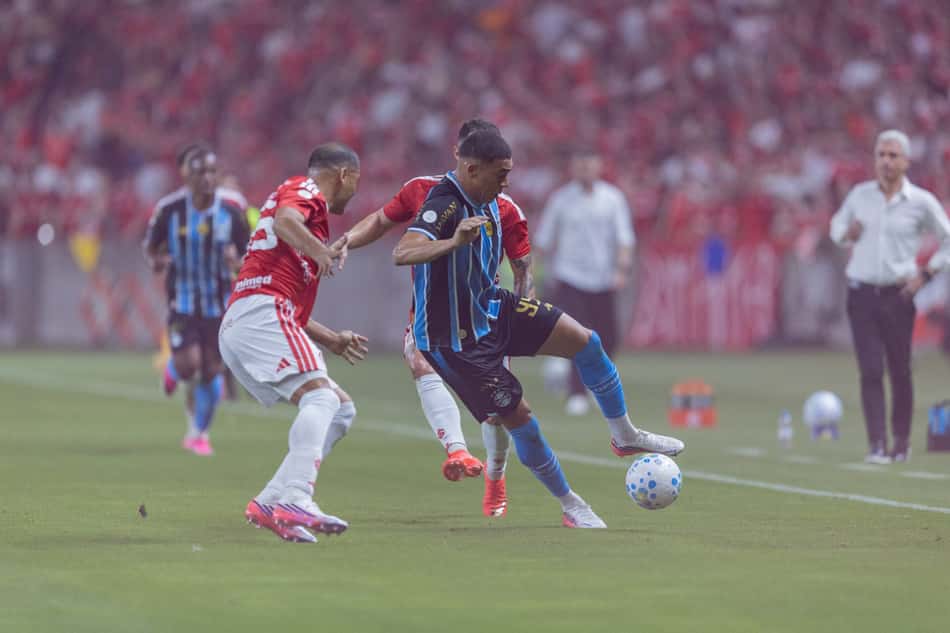 Mercado, do Internacional, disputa lance com Carlos Vinicius, do Grêmio, no Beira-Rio, pela Copa do Brasil