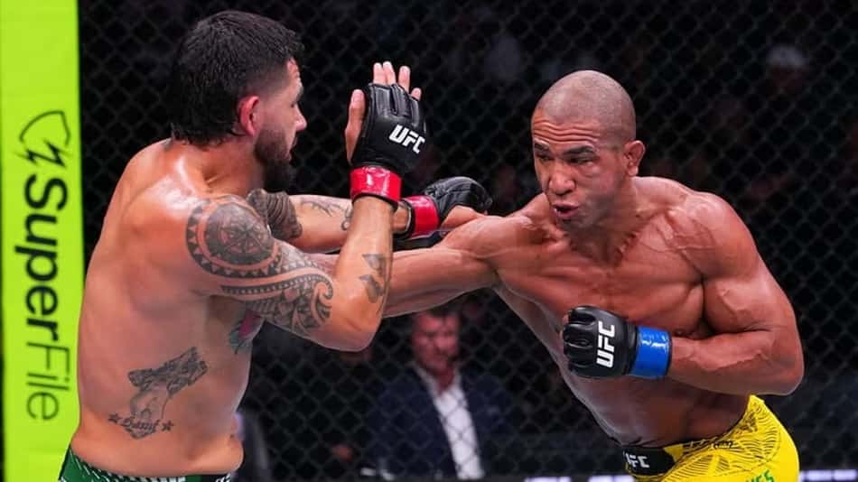 Gregory Rodrigues aplica um direto de direita em Anthony Hernandez durante a luta principal do UFC Sacramento