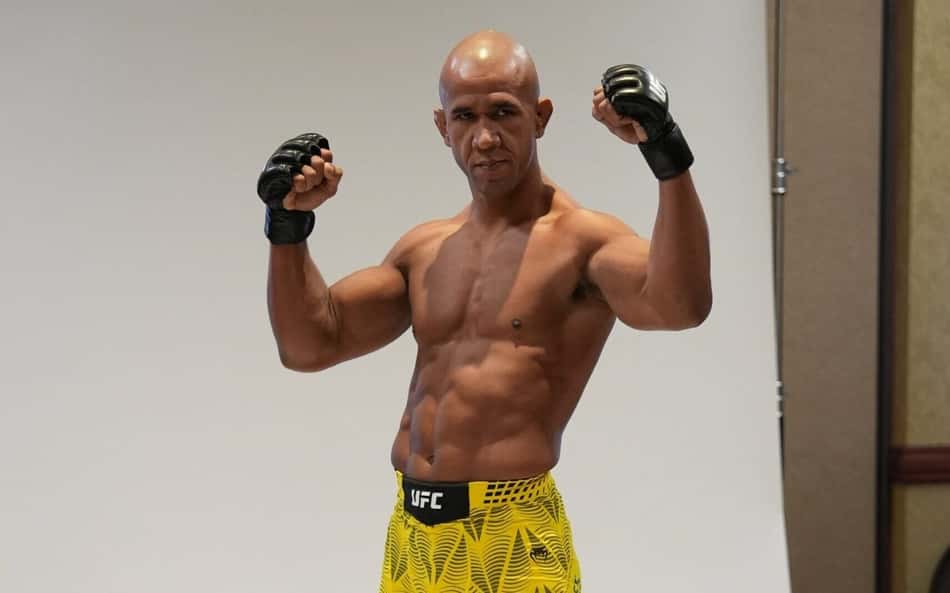 Gregory Rodrigues posa para foto com os dois bíceps à mostra durante media day do UFC Sacramento