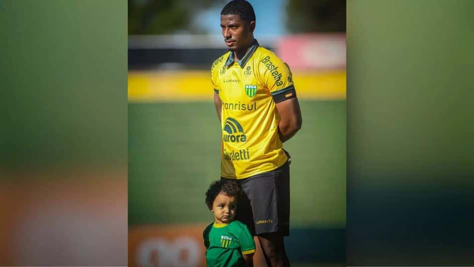De camisa do Ypiranga, Gustavo Simões e Benício antes de jogo do clube