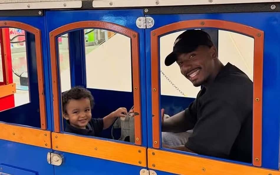 Gustavo, do Ypiranga FC, e filho Benício em um trenzinho azul