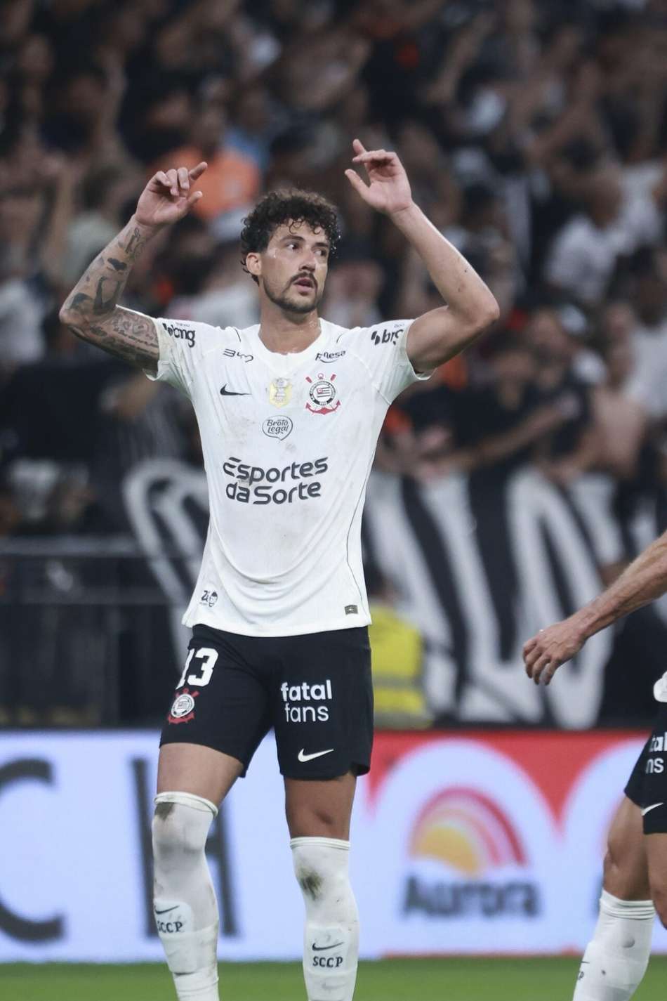 Gustavo Henrique comemora seu gol no jogo do Corinthians contra o Internacional pela Copa do Brasil