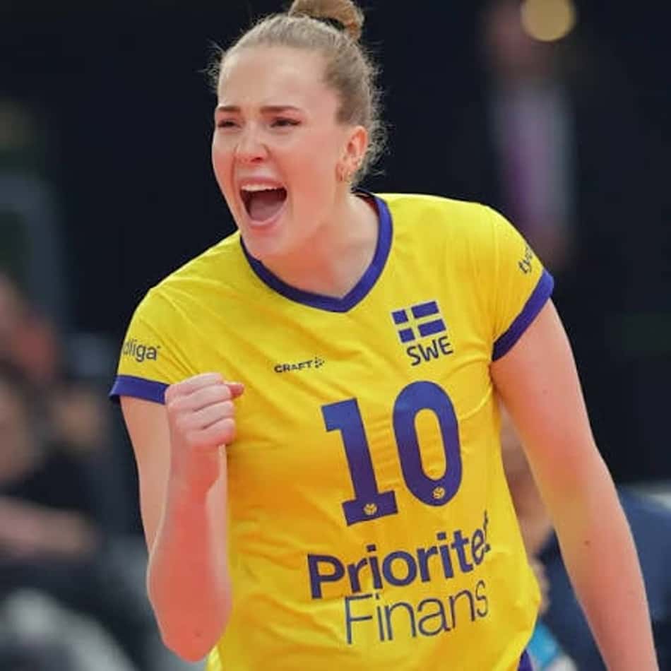 Haak, com os punhos cerrados, comemora em partida do Campeonato Europeu de vôlei feminino