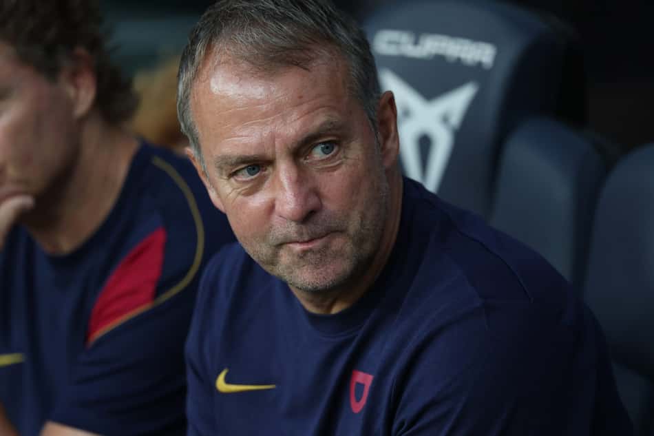 O técnico alemão do Barcelona, ​​Hans-Dieter Flick, observa durante a 61ª edição do Troféu Joan Gamper, partida entre FC Barcelona e Al Ahly FC, no Estádio Camp Nou, em Barcelona, ​​em 19 de agosto de 2026