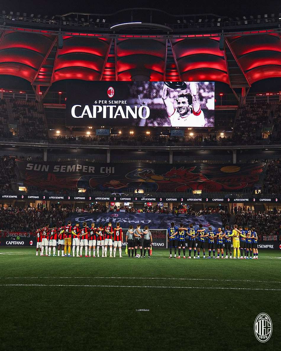 Jogadores de Milan e Inter de Milão fazem homenagem a Baresi em campo antes do apito final com o trio de arbitragem