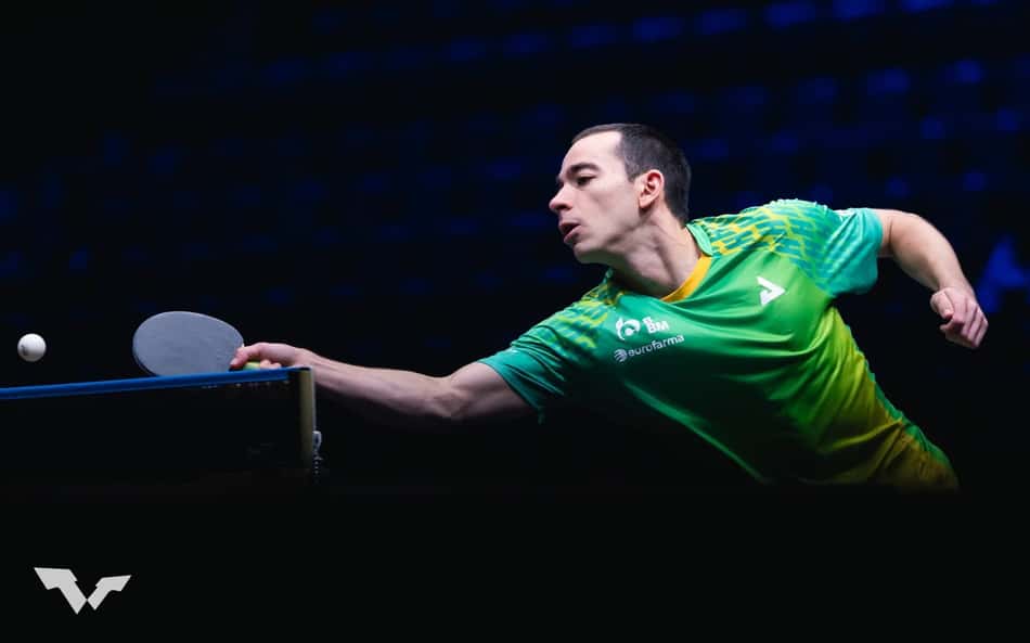 Hugo Calderano em ação durante a estreia do WTT Grand Smash da Europa