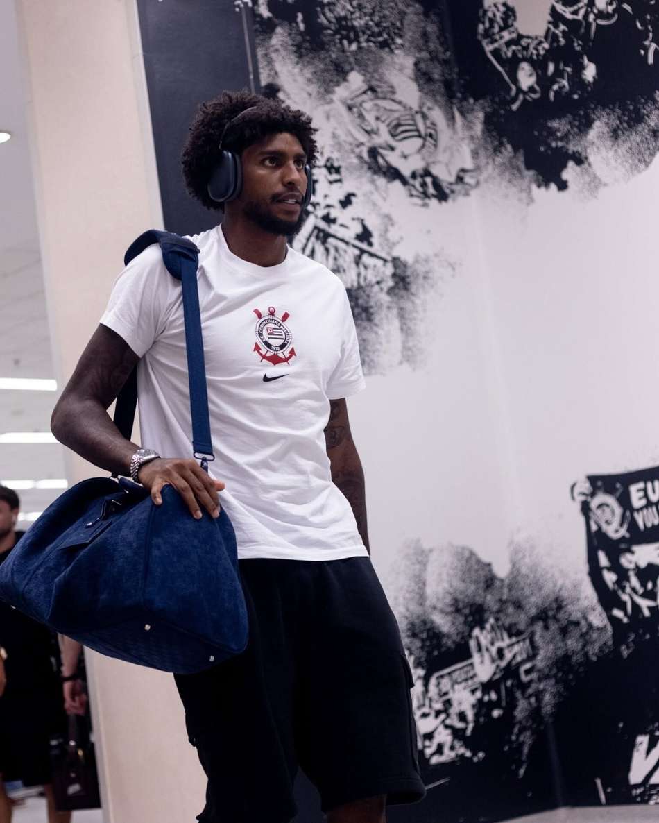 Hugo Souza chegando com o elenco do Corinthians na Neo Química Arena. (Foto: Divulgação/ Corinthians)