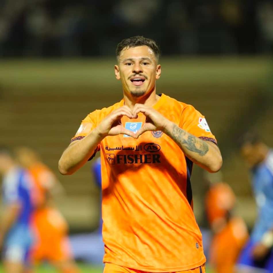 Hugo Moura comemorando gol com coraçãozinho