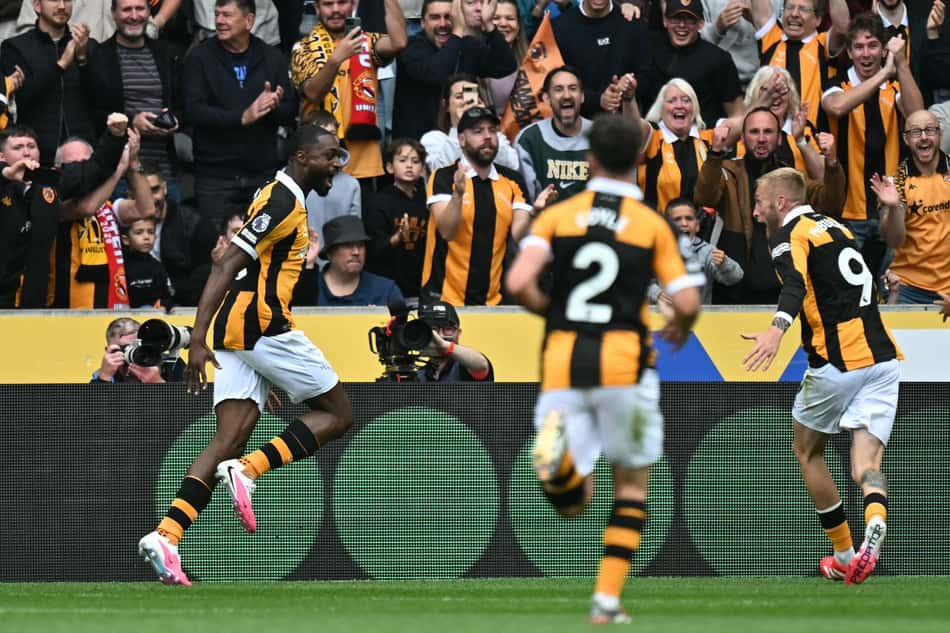 Semi Ajayi comemora com os companheiros após marcar o primeiro gol do Hull City contra o Manchester United