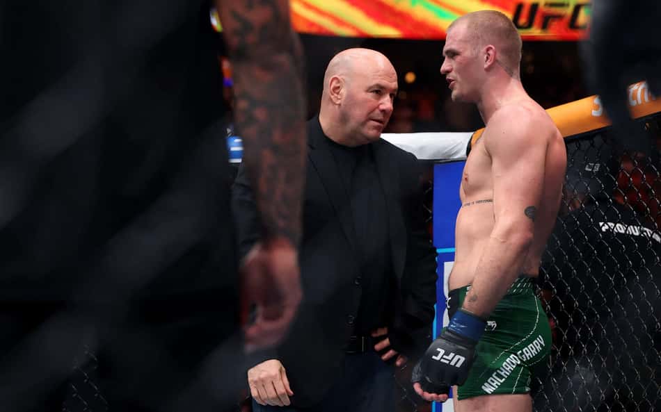 Ian Machado Garry conversa com Dana White após derrota no UFC 330