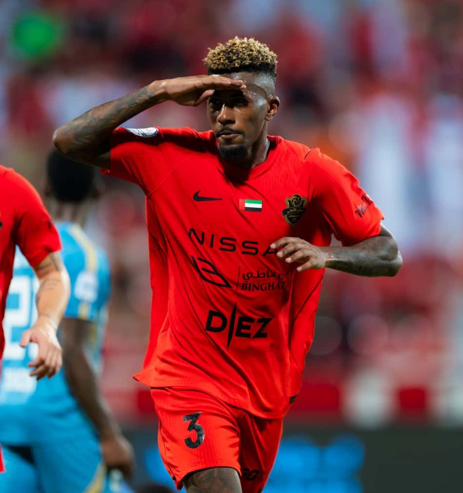 Igor Gomes com a mão na testa durante jogo do Shabab Al-Ahli
