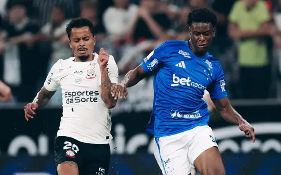 Jonathan Jesus e Allan disputam bola em Corinthians e Cruzeiro pelo Campeonato Brasileiro