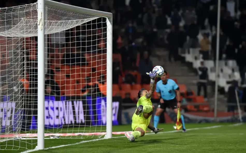 Fábio defendendo pênalti do Independiente Rivadavia contra o Fluminense