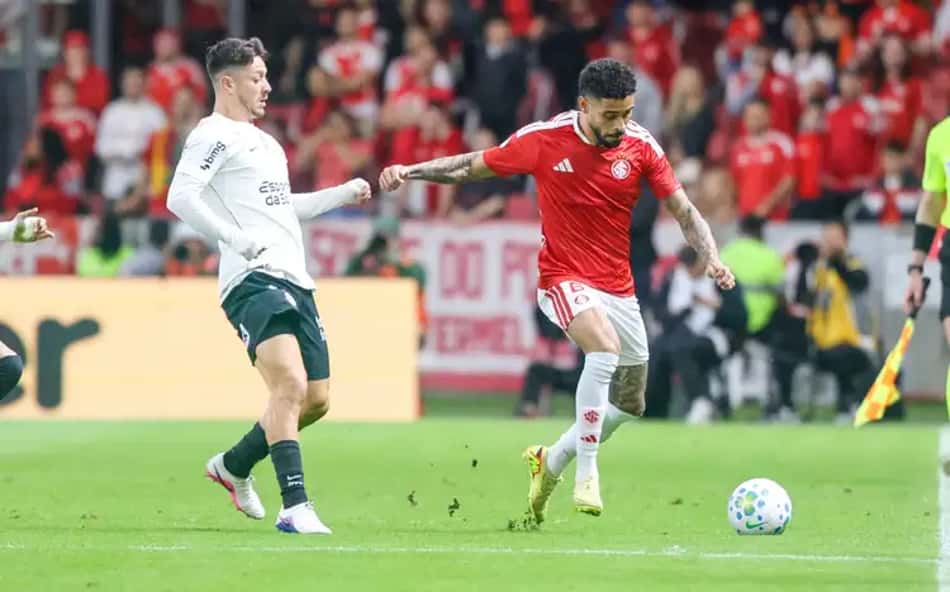 Garro, do Corinthians, tenta interceptar Matheus Bahia, do Internacional. 