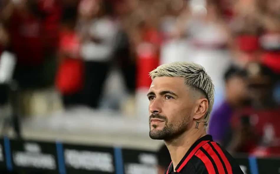 Arrascaeta abre o placar diante do Cruzeiro, no Maracanã