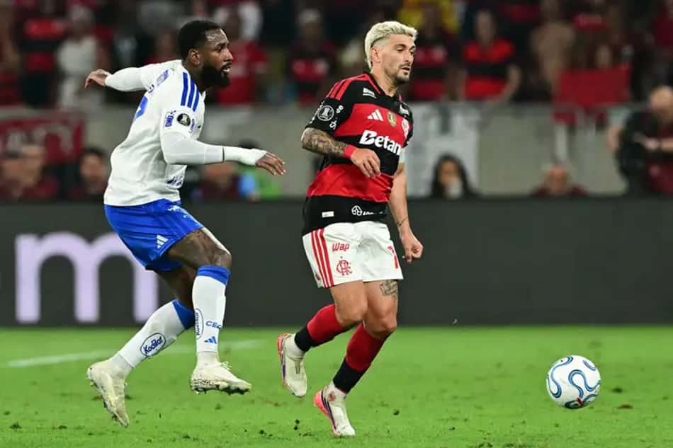 Gerson e Arrascaeta em ação durante Flamengo x Cruzeiro
