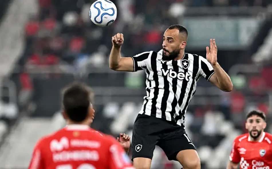 Arthur Cabral em ação na partida entre Botafogo e Cienciano