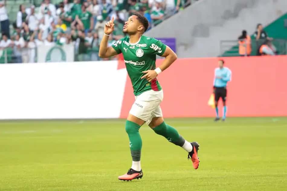 Vitor Roque comemora gol na vitória do Palmeiras sobre o Vasco