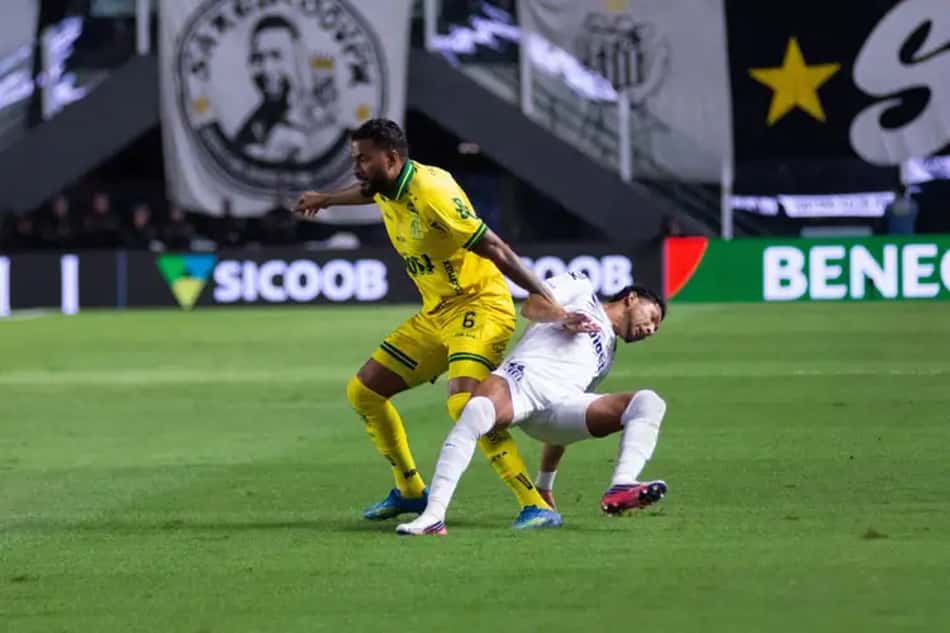 Jogadores de Santos e Mirassol em dividida