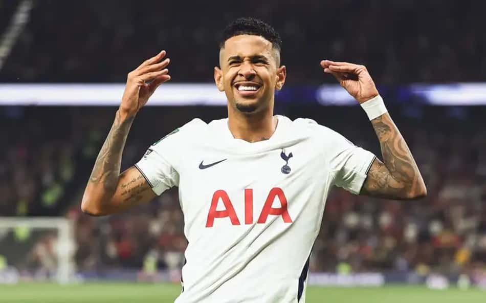 Savinho comemorando o seu primeiro gol com a camisa do Tottenham, na Copa da Liga Inglesa