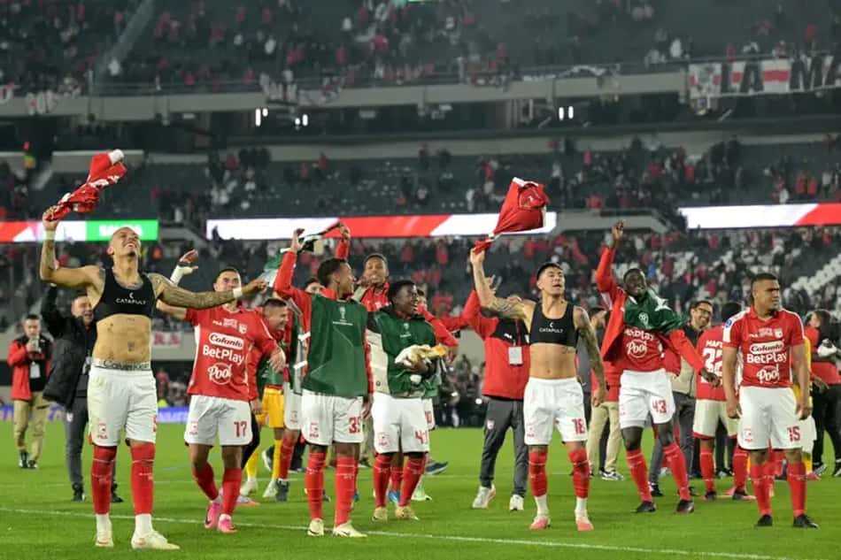 Jogadores do Santa Fe comemoram classificação no Monumental de Nunez 