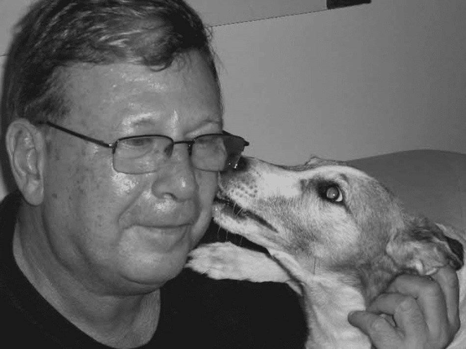 Marcos Penido ao lado do seu cachorro