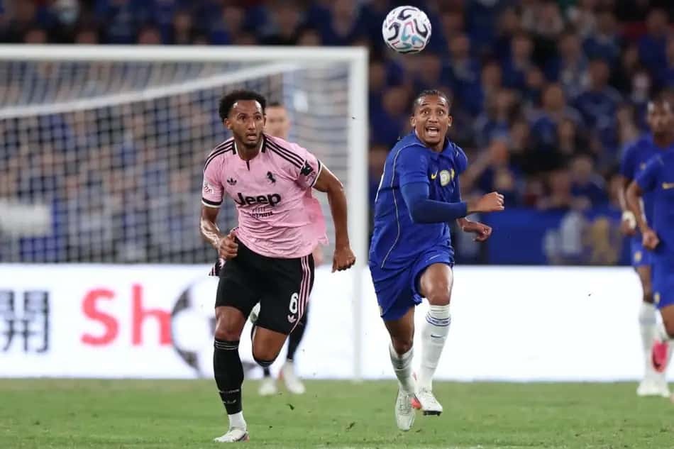 João Pedro e Zeki Celik disputando bola em amistoso de pré-temporada entre Chelsea e Juventus