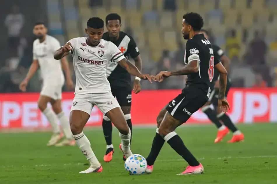 Hércules e Jair disputam bola durante clássico entre Fluminense e Vasco no Maracanã