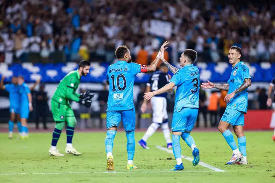 Elenco do Santos comemora gol no Mangueirão, pela Copa do Brasil