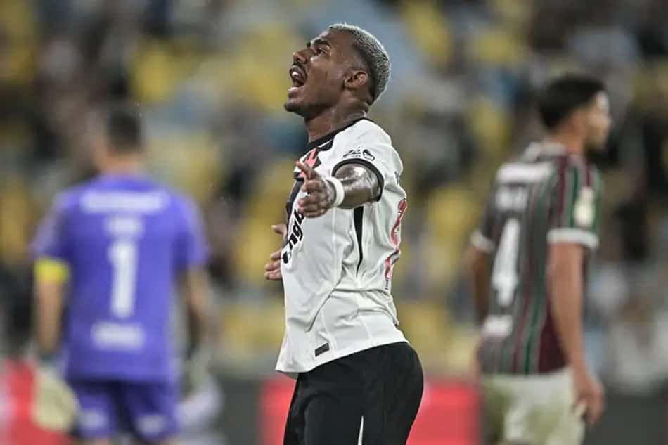 Cuiabano grita em comemoração para a torcida do Vasco durante duelo com o Fluminense pela Copa do Brasil