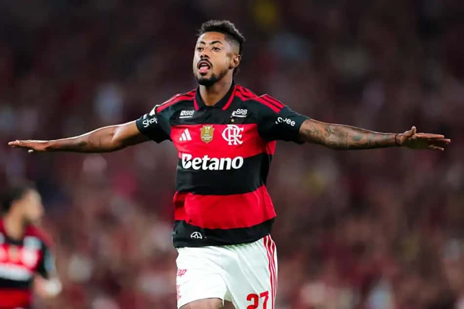 Bruno Henrique comemora seu gol no jogo do Flamengo contra o Vitória pelo Brasileirão 