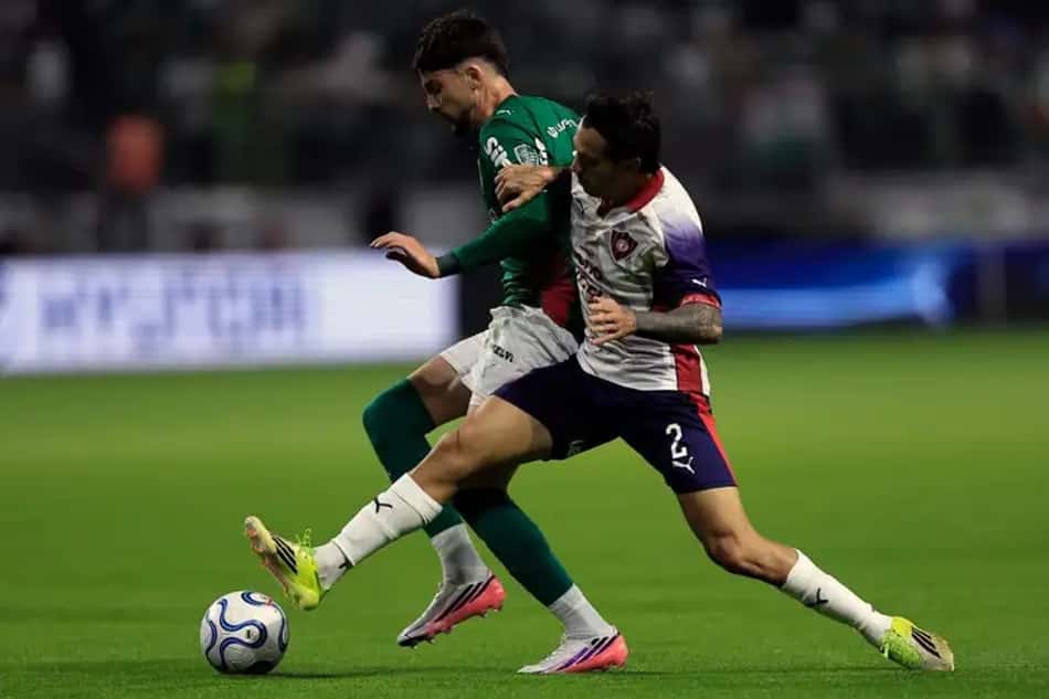 Jogadores do Palmeiras e do Cerro Porteño em partida válida pela Libertadores