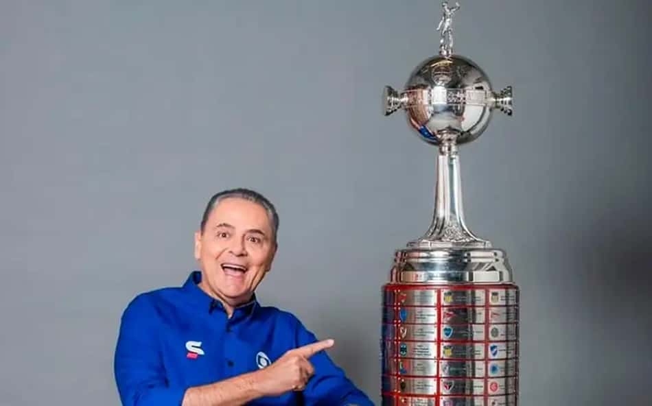 Luis Roberto, da Globo, apontando para a taça da Libertadores
