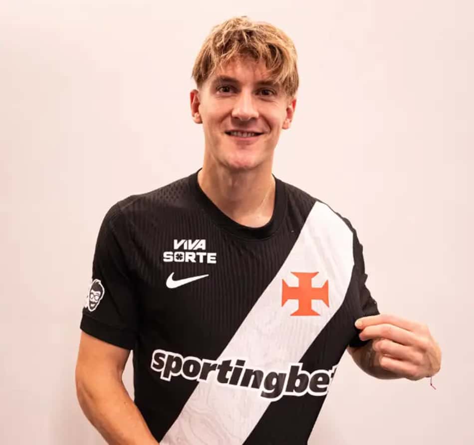 Facundo Colidio com a camisa do Vasco, após desembarcar no Rio de Janeiro