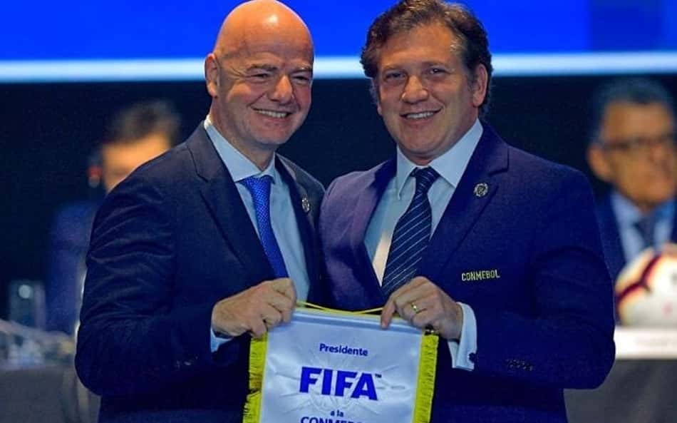 Gianni Infantino, presidente da Fifa, e Alejandro Domínguez, presidente da Conmebol
