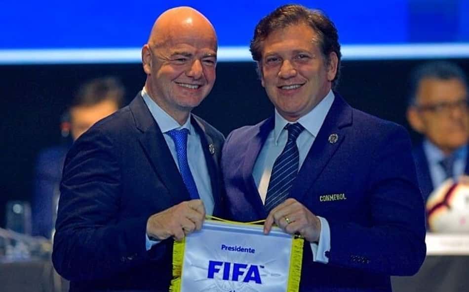 Gianni Infantino, presidente da Fifa, e Alejandro Domínguez, presidente da Conmebol