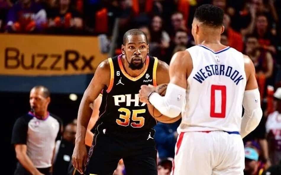Russell Westbrook jogando contra Kevin Durant na NBA (Barry Gossage / AFP)