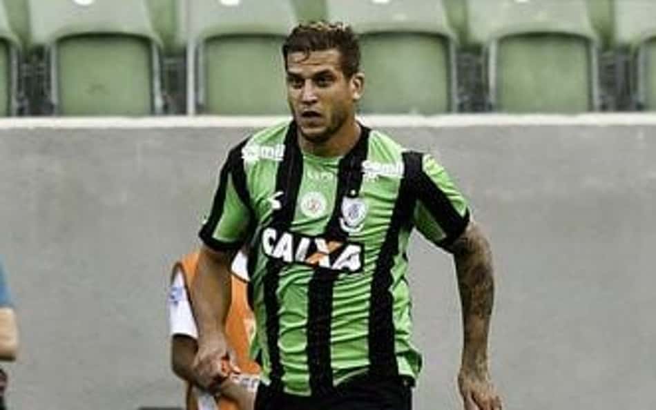 Rafael Moura correndo com a camisa do América-MG