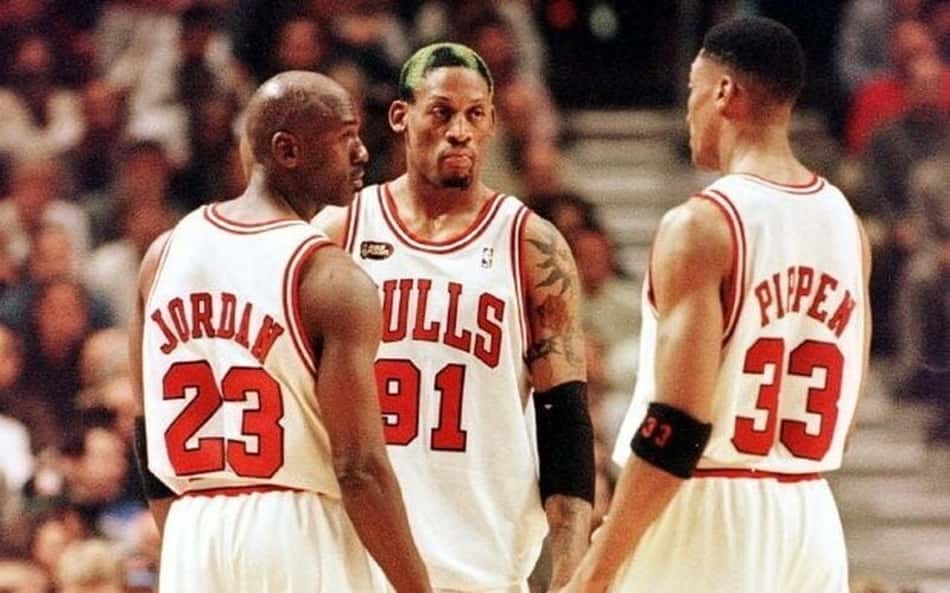 Michael Jordan com Dennis Rodman e Scottie Pippen no Chicago Bulls (Foto: JEFF HAYNES/AFP)