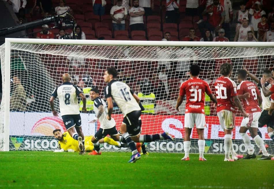 Vitor Bueno, do Remo, comemora o seu gol na partida contra o Internacional pelo Brasileirão