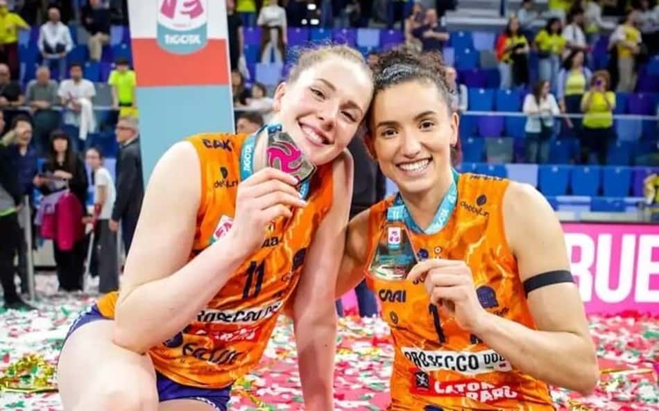 Isabelle Gaak e Gabi Guimarães posam com medalha em pódio do Conegliano, clube de vôlei da Itália