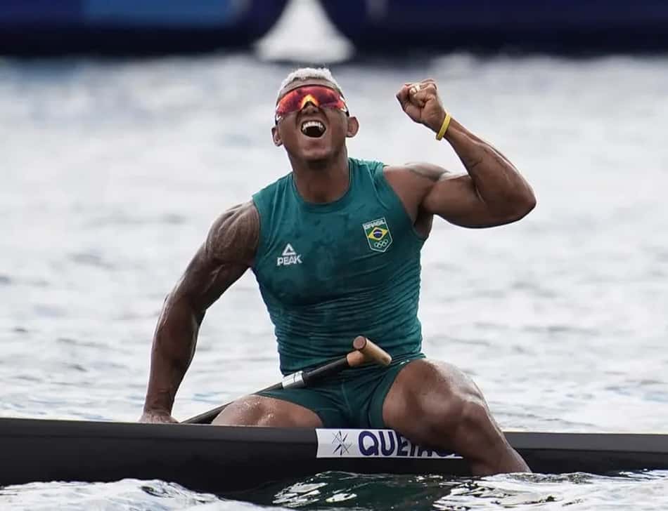 Isaquias Queiroz comemora a medalha de prata na prova C1 1000m da canoagem velocidade nos Jogos Olímpicos de Paris